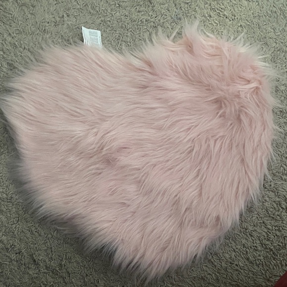 Pink Heart-Shaped Faux Fur Rug - Picture 1 of 4